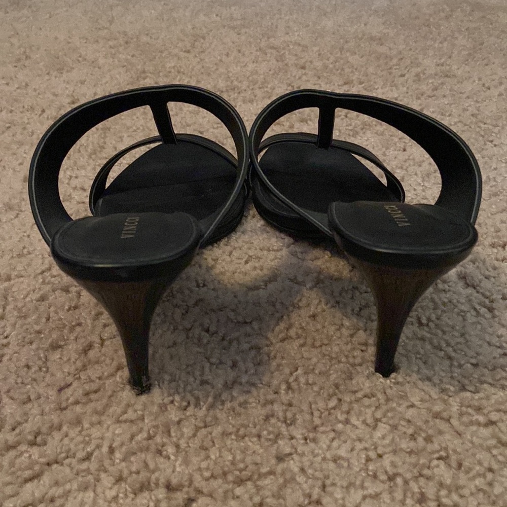 📸 NWOT Vincci Size 8 Faux Leather Heels with Gold Accent - Picture 4 of 5